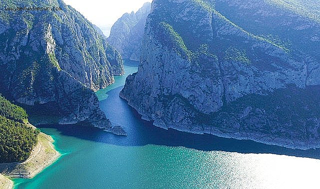 Çataloğlu Turizm teknesi Şahinkaya Kanyonu'nda seyir halinde